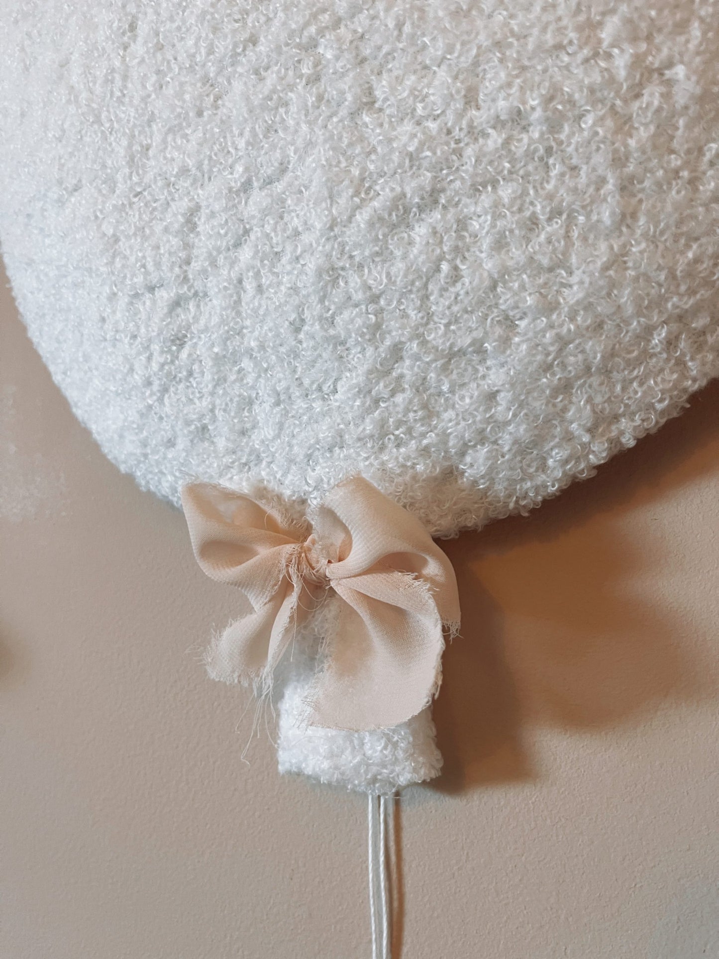 Bouclé balloon wall deco
